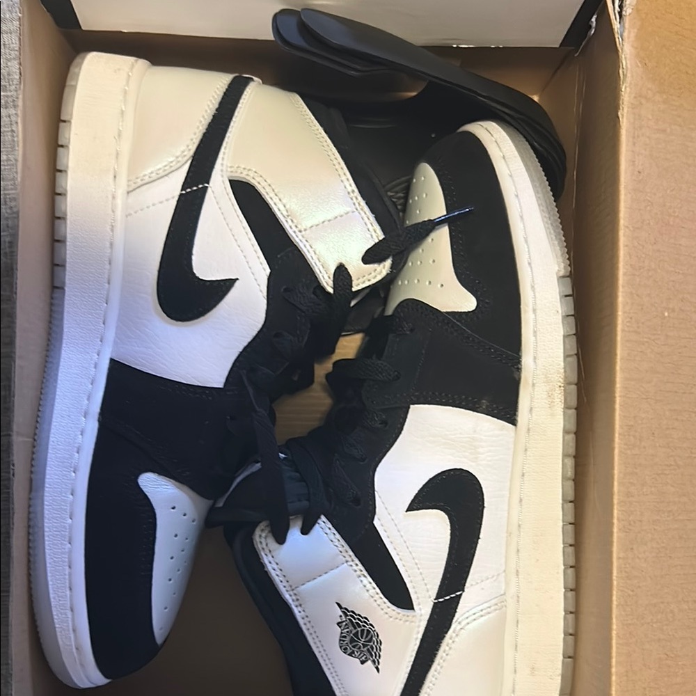 Nike Black and White Sneakers High-Top Classic